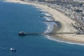 Le ponton de Huntington Beach, en Californie, et sa plage où des équipes de nettoyage s'affairent à dépolluer après une fuite de pétrole brut sur un oléoduc voisin, vus depuis un avion des gardes-côtes le 6 octobre 2021