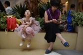 Une enfant mannequin attend pour participer à une compétition, le 26 mai 2019 à Pékin, en Chine