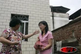 Charline Allane, née Cheung-Chun-Wah avec l'une des occupantes actuelles de la maison de son arrière grand-père