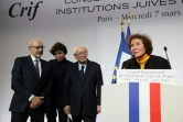 Beate Klarsfeld à la tribune lors du diner du Crif, s'exprime devant son mari Serge Klarsfeld (3è d), son fils Arno Klarsfeld (c) et le président du Crif Francis Kalifat (g), le 7 mars 2018, à Paris