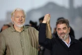 Le fondateur de Wikileaks Julian Assange et le réalisateur américain Eugene Jarecki, le 20 mai 2025 au festival de Cannes