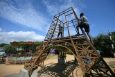 Des ouvriers construisent une répique de la Tour Eiffel le 18 janvier 2024 à Pondichéry, en Inde 