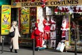 Une passante devant une boutique vendant des costumes de père Noël, à Paris, le 10 décembre 2020