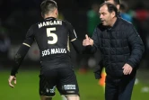 L'entraîneur d'Angers Stéphane Moulin (d) félicite son milieu de terrain Thomas Mangani pour son but contre Nîmes, le 23 novembre 2019 à Angers