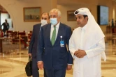 L'envoyé spécial des Etats-Unis pour l'Afghanistan, Zalmay Khalilzad (c), et le représentant du Qatar pour l'antiterrorisme, Mutlaq al-Qahtani (d), en marge d'une réunion internationale sur l'Afghanistan à Doha, le 10 août 2021