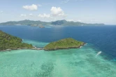 Vue aérienne d'une partie du lagon entourant Mayotte, le 30 avril 2023