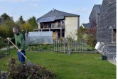 Hubert Cherré nettoie le jardin de sa maison écologique construite à Hédé-Bazouges, en Bretagne, le 15 octobre 2015