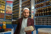 Un vendeur de miel et de produits de la ruche dans son magasin de Chamkanni, à la périphérie de Peshawar, le 4 février 2025 au Pakistan