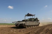 Un char israélien avance le long de la frontière avec la bande de Gaza, le 25 janvier 2024