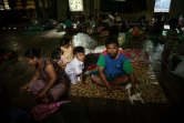 Des habitants déplacés par les inondations se réfugient dans l'enceinte d'un monastère dans la commune de Bago, en Birmanie, le 12 août 2023