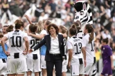 L'entraîneure de la Juventus Rita Guarino (c) congratule son équipe après la victoire face à la Fiorentina en Serie A, le 24 mars 2019 à Turin 