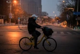Un cycliste dans les rues de Pékin, le 28 janvier 2020