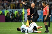 Le coach Jorge Sampaoli se plaint du coup reçu par son joueur Eduardo Salvio lors du match Argentine-Croatie, le 21 juin 2018 à Nijni Novgorod