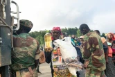 Des villageois reçoivent de la nourriture à Chimanimani  après le passage du cyclone Idai, le 18 mars 2019 au Zimbabwe
