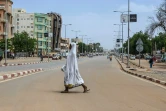 Une femme traverse une route à Niamey, au Niger, le 8 août 2023