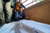Un enfant pleure près des corps de proches tués près d'un centre d'aide humanitaire, à l'hôpital Nasser, dans le sud de la bande de Gaza, le 3 juin 2025