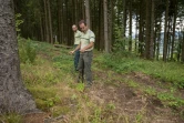 Pierre Lambert (g) et Rodolphe Pierrat de l'ONF examinent la végétation qui pousse aux pieds des épicéas, le 18 août 2020 dans la forêt de Ban-sur-Meurthe-Clefcy, dans les Vosges