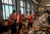 Des bénévoles préparent la distribution d'aide à des milliers de civils, à Odessa, en Ukraine, le 13 mars 2022