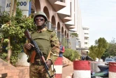 Un soldat malien devant l'entrée de l'hôtel Radisson Blu à Bamako le 22 novembre 2015, deux jours après une attaque terroriste