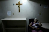 Une malade attend son tour à l'hopital de la Croix rouge à Caracas, le 17 avril 2019