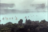 Plusieurs dizaines d'Islandais se baignent le 24 septembre 1999, dans le Lagon Bleu, situé à quelques kilomètres de l'aéroport de Reykjavik, dans l'eau à 28 degrés qui sort naturellement du sol volcanique de l'île.