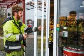Un homme entre dans un magasin Lifvs grâce à une application sur son smartphone, le 6 mai 2021 à Veckholm, en Suède