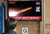 Des images d'un tir de missile nord-coréen diffusées sur un écran de télévision dans une gare de Séoul, le 28 janvier 2024 en Corée du Sud
