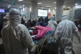 Une équipe médicale transporte un patient à l'hôpital de Wuhan, le 25 janvier 2020
