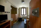 Une cellule rénovée à la prison de la Santé. On a pris trois cellules pour en faire deux", explique Christelle Rotach, passant de 6 à 9 m2, avec sanitaires et douches, plaque électrique et frigo