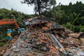 Photo diffusée par la mairie de Gamagori, le 28 août 2024, montrant des secouristes à l'extérieur d'une maison touchée par un glissement de terrain à Gamagori, dans la préfecture d'Aichi, au Japon