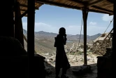 Un taliban marche le 17 mai 2022 près de l'ancienne cité bouddhiste millénaire Mes Aynak dans l'est de l'Afghanistan
