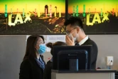 Membres d'une compagnie aérienne protégés par un masque à l'aéroport international de Los Angeles, le 29 janvier 2020