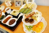 Fruits, pâtisseries et repas soigné servis aux Chinoises venant d'accourcher au Centre post-natal international du lac Malaren, le 17 mai 2018 à Shanghai