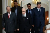 Le président tunisien Beji Caid Essibsi (C) et le Premier ministre Habib Essid le 25 novembre 2015 au palais de Carthage à Tunis