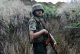 Un soldat ukrainien dans une tranchée entre les villes de Mykolaïv et Kherson, le 12 juin 2022