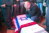 Le père et les proches d'Alon Bakal, tué dans une fusillade au centre de Tel Aviv, la veille, lors des funérailles du jeune homme à Karmiel, le 3 janvier 2016