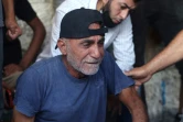 Un Palestinien pleure devant les corps de membres de sa famille tués dans des bombardements israéliens, dans un hôpital de Deir al-Balah dans le centre de la bande de Gaz, le 7 septembre 2024