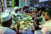 Des Soudanais bloqués, en Arabie saoudite, se retrouvent pour l'iftar collectif, le repas de rupture de jeûne du ramadan, le 27 mars 2024 à Ryad 