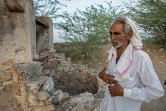 Sardar Meena à côté du puits où trois de ses filles et deux de ses petits-enfants ont été retrouvés morts, le 31 mai 2022 à Dudu, dans l'Etat du Rajasthan, en Inde