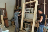 Le menuisier Houssam Obeid se prépare à rouvrir son atelier dans la ville de Saqba, le 13 août 2018