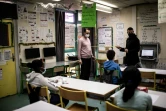Des enseignants montrent à leurs élèves comment respecter les distances sanitaires, à l'école Saint-Exupéry de La Courneuve (Seine-Saint-Denis), le 14 mai 2020 