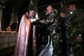 L'archevêque syro-catholique de Mossoul Yohanna Petros Mouche donne la communion aux forces chrétiennes irakiennes lors d'une messe dans l'église de l'Immaculée Conception le 30 octobre 2016 à Qaraqosh, reprise au groupe Etat islamique