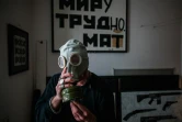 Le street artiste ukrainien Gamlet Zinkivsky dans son studio à Kharkiv, dans l'est de l'Ukraine, le 17 mai 2022
