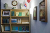 Au fond du bar, sur une étagère, sont alignées des traductions en espagnol d'ouvrages écrits par les membres de la dynastie Kim qui dirige la Corée du Nord depuis 1948