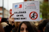 Une femme tient une pancarte dans la manifestation organisée à Bobigny le 3 octobre 2019, dix jours après le suicide de Christine Renon, directice d'école à Pantin (Seine-Saint-Denis)
