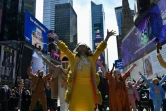 Des dizaines d'acteurs et chanteurs se produisent à Times Square, le 12 mars 2021, pour marquer le premier anniversaire de la fermeture de Broadway pour cause de pandémie 
