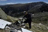 Jimmy Vial découpe à la scie à métaux une aile d'un planeur accidenté avant d'en ramener une partie à Porta, dans les Pyrénées-Orientales, plus bas dans la vallée, le 8 juin 2021