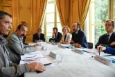Le secrétaire général de la CGT Philippe Martinez (à gauche) et Manu Blanco, délégué du syndicat (à droite), lors d'une réunion à Matignon, le 24 juillet 2017