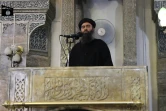 Capture d'écran extraite d'une vidéo de propagande diffusée le 5 juillet 2014 par le média Al-Furqan montrant le chef de l'EI Abou Bakr al Baghdadi, dans une mosquée de Mossoul en Irak 
