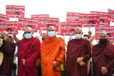 Des moines boudhistes participent à une manifestation pour dénoncer le coup d'état à Rangoun, le 14 mars 2021